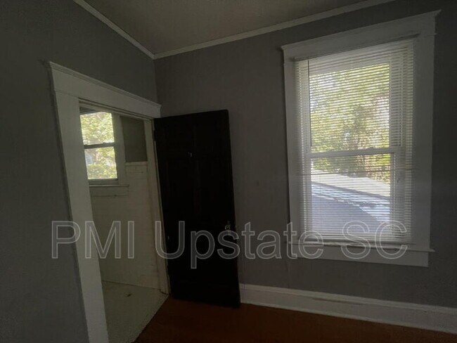 Building Photo - 181 N Fairview Ave