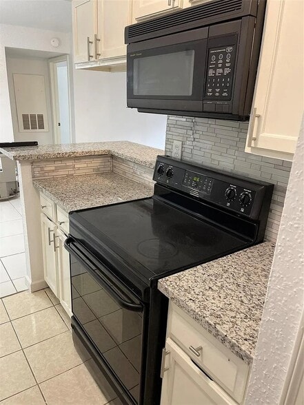 Building Photo - 9700 Leawood Blvd