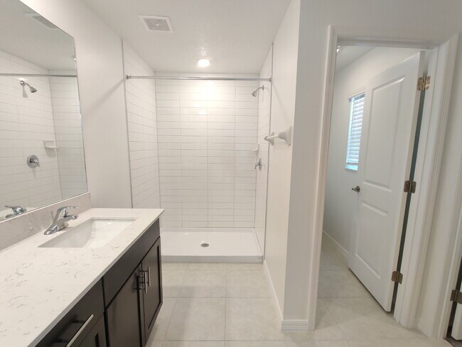 Building Photo - Spacious End-Unit Townhouse in FishHawk Ranch | Top-Rated Schools