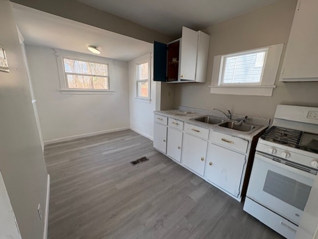 Building Photo - Truly Updated 2-Bedroom Rental Near North Akron Conveniences