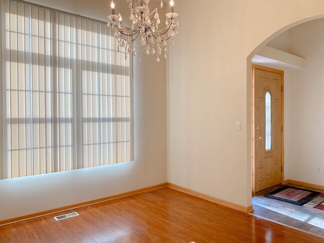 Building Photo - Stunning 5 bedrooms and 3 bathrooms in Wal...