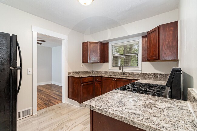 Building Photo - Charming 3BR/1BA Ranch Home with Fenced Backyard & Screened Porch