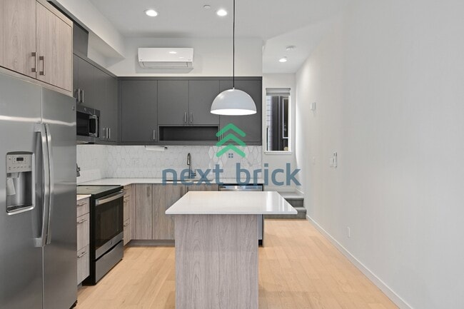Building Photo - "Charming 3-Bedroom Townhouse Retreat in the Heart of Seattle - 3104C SW Avalon Way!"