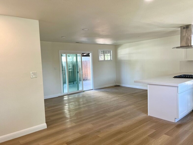 Building Photo - 618 Madsen Dr