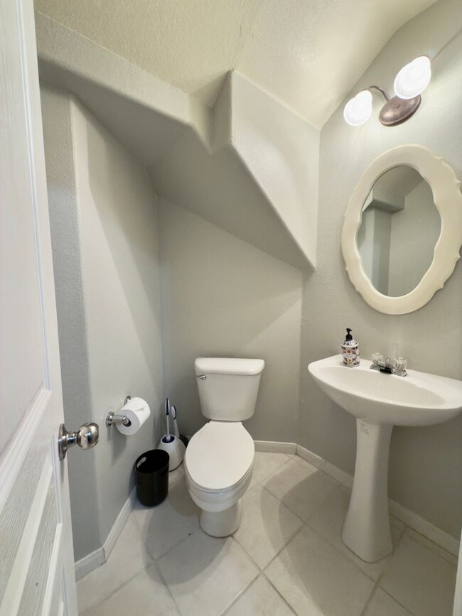 Building Photo - 2 Bedroom Townhome in Westcreek Ranch