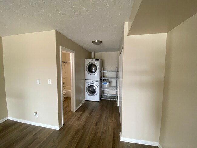 Building Photo - 869 W Huron Rd