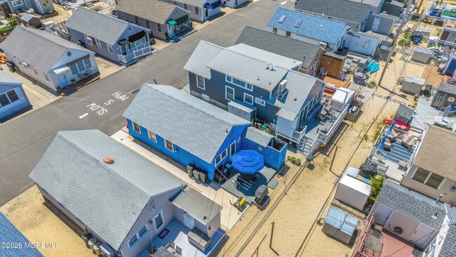 Building Photo - 28 11th Ln