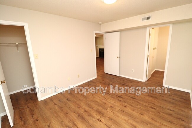 Building Photo - 3905 Lexington Dr