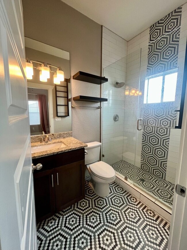 Building Photo - 3/2 Single Story Conveniently Located to D...
