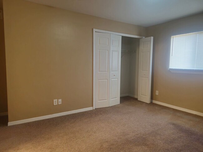 Building Photo - Nice 2 Bed plus a Den!, 2 Bath with a 1 Car Garage.