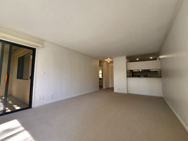 Building Photo - 1 Bedroom 1 Bath Remodeled Condo Available...