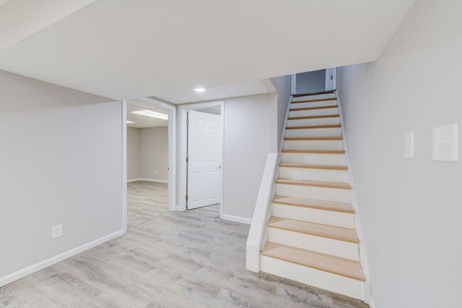 Building Photo - 3 bedroom 2 bath house with attached garage.