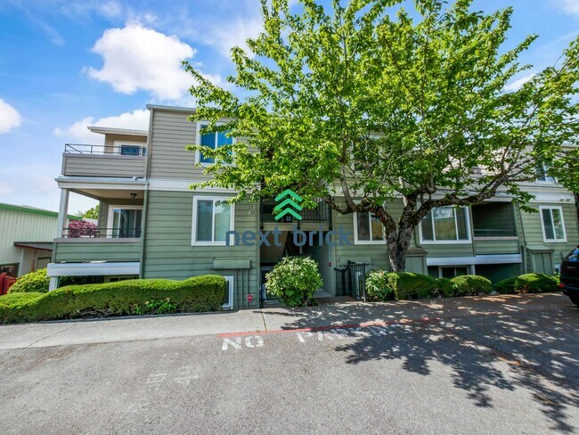 Building Photo - 2 Bed and 1 Bath Renton Condo is Available...