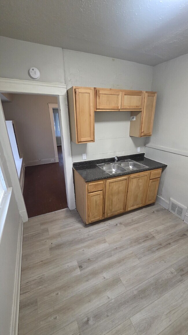 Building Photo - "2-Bedroom with Full Bath - Washer and Dryer Included"