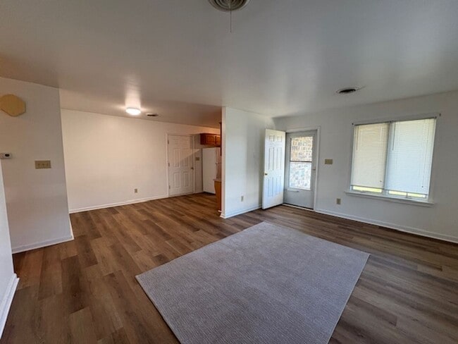 Building Photo - Single Level Half Duplex w/ Garage