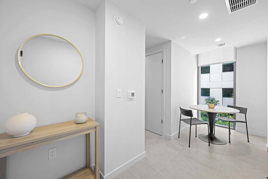 Building Photo - 121 NE 5th St