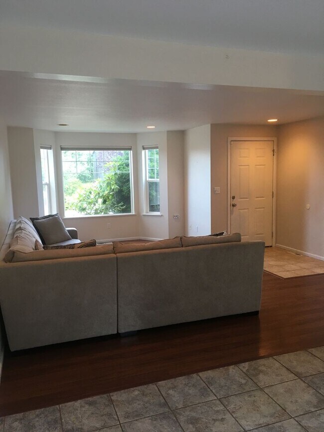 Building Photo - Cute 3 Bedroom House Near Lakeway