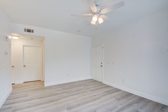 Building Photo - UPGRADED 2 BEDROOM CONDO!