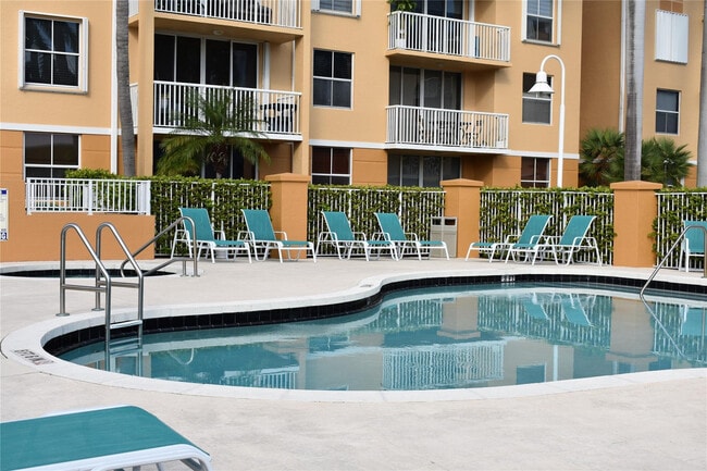 Building Photo - 1350 SE 3rd Ave