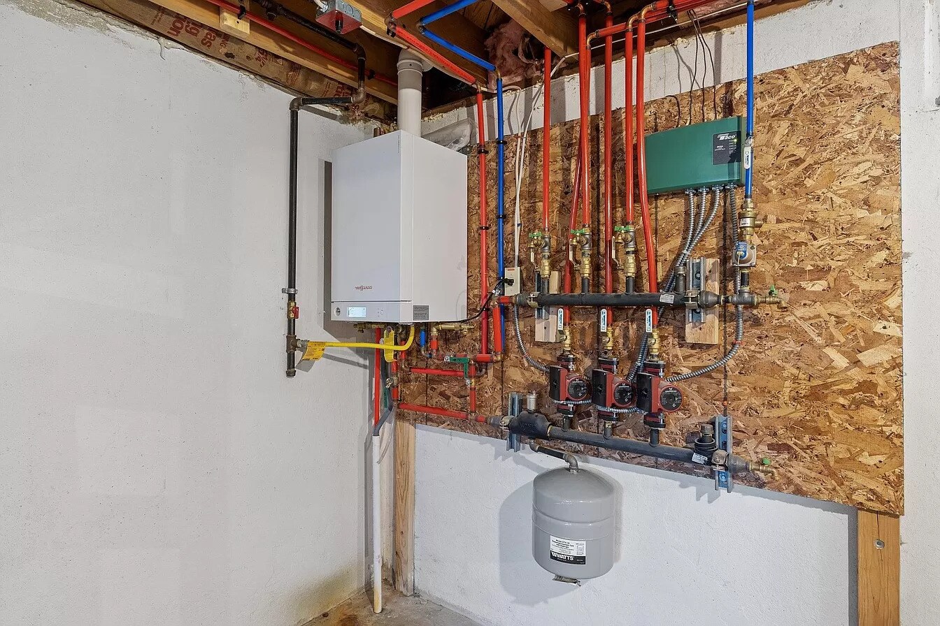 Basement utitlies, modern gas boiler - 8 Edgewood Ter