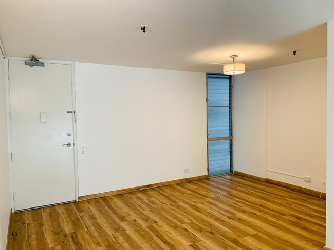 Building Photo - Fully Renovated 2/1/1 at Alexander Towers