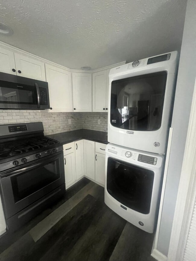 Building Photo - 2 bed • 1 bath • Garage • Shed • W/D included