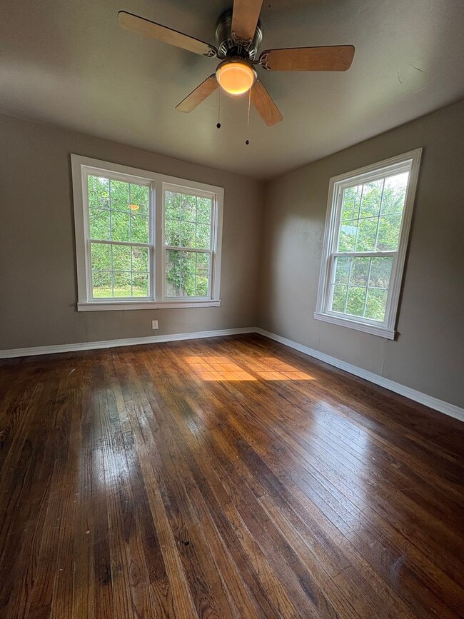 Building Photo - Gorgeously remodeled 4 bedroom/1 bath with carport!