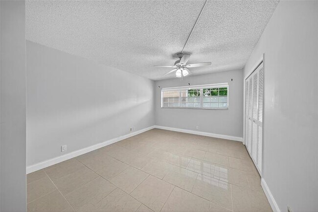 Building Photo - 3090 N Course Dr