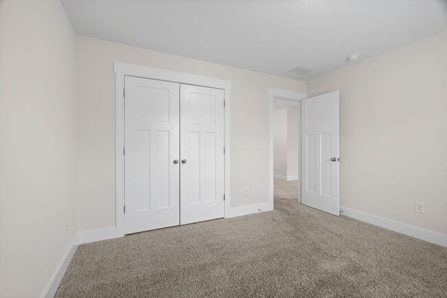 Building Photo - 216 Pewter Cir