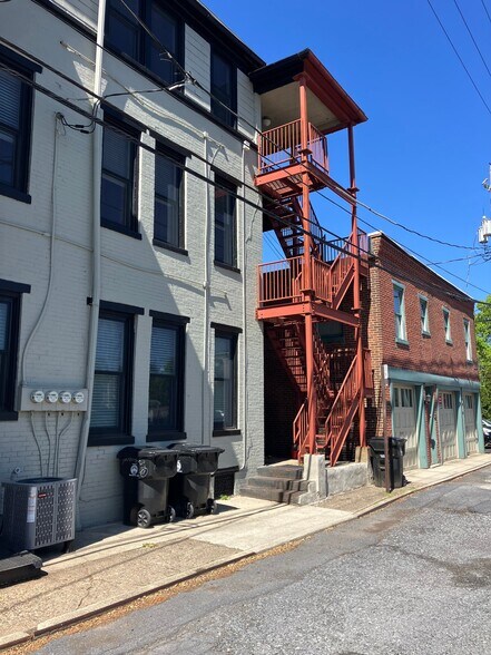 Building Photo - 218 Briggs St