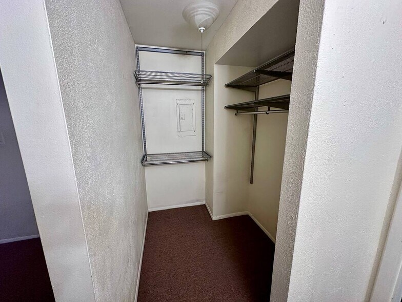 Building Photo - 6102 Knoll Valley Dr