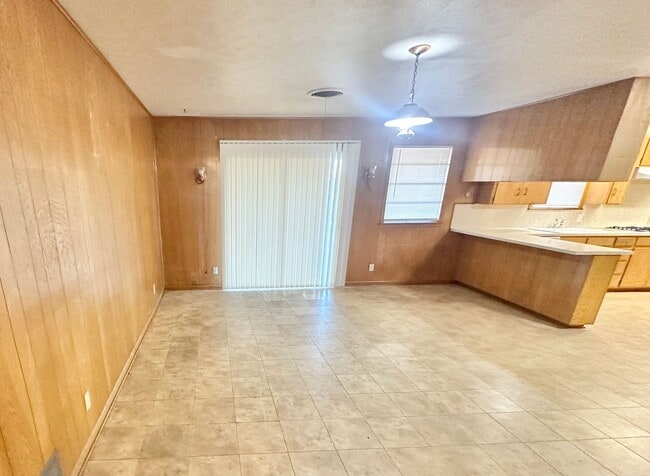 Building Photo - AVAAILABLE NOW !!