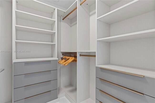 Building Photo - 300 Biscayne Blvd Way