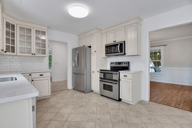 Building Photo - Gorgeous 4 bedroom, 3 1/2 bathroom home wi...