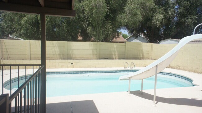 Building Photo - Charming 3Bed/2Bath/2Car residence with gated pool located in E. Las Vegas