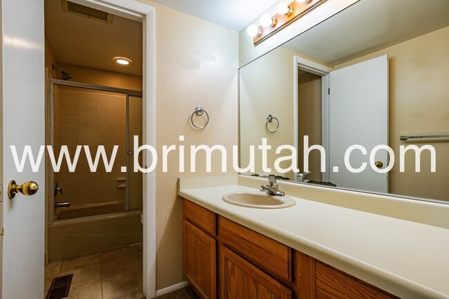 Building Photo - 4836 Highland Cir
