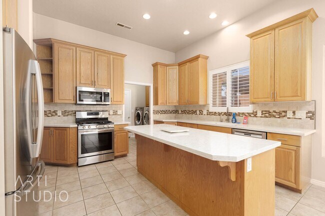 Building Photo - Stunning 3-Bedroom Home with Private Backy...