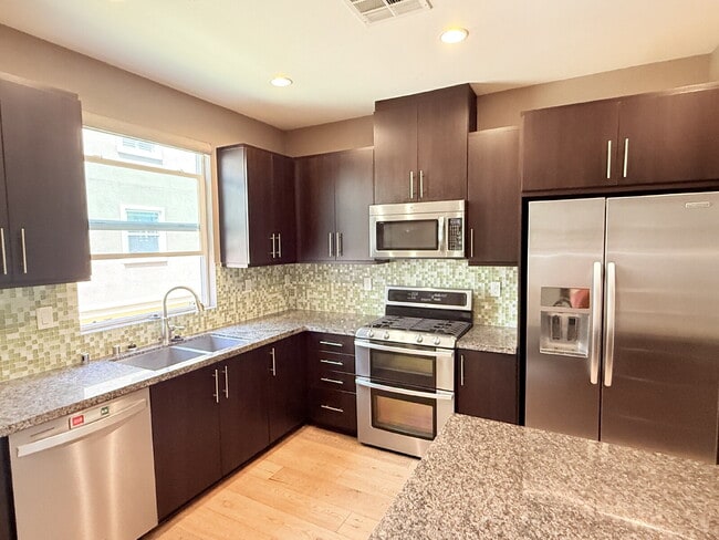Building Photo - Modern Comfort Awaits: Spacious 3-Bed, 3.5...