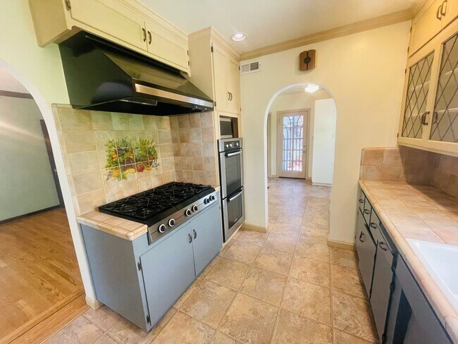 Building Photo - Gorgeous 3bed/2bath home in East Sac