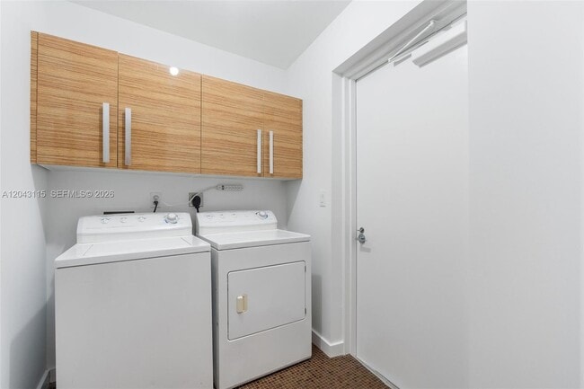 Building Photo - 2020 N Bayshore Dr