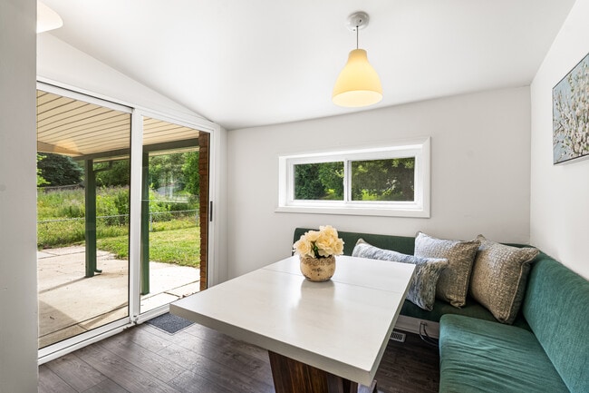 Building Photo - 571 S Taft St