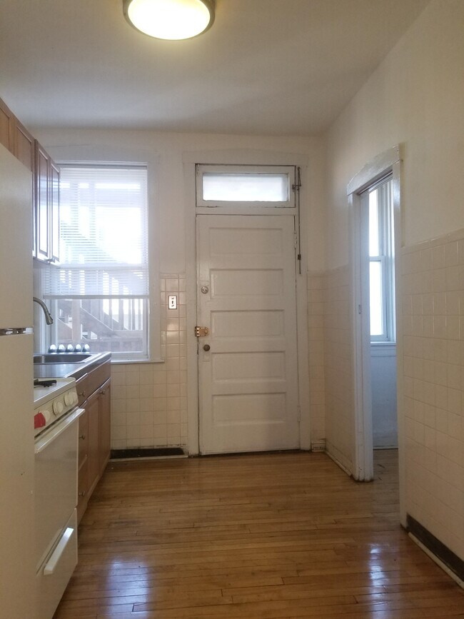 Building Photo - 2132 W Berteau Ave