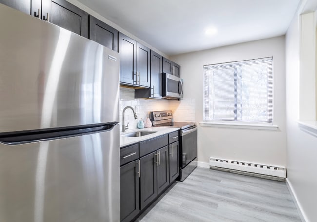 Building Photo - 311-313 N Sycamore Ave