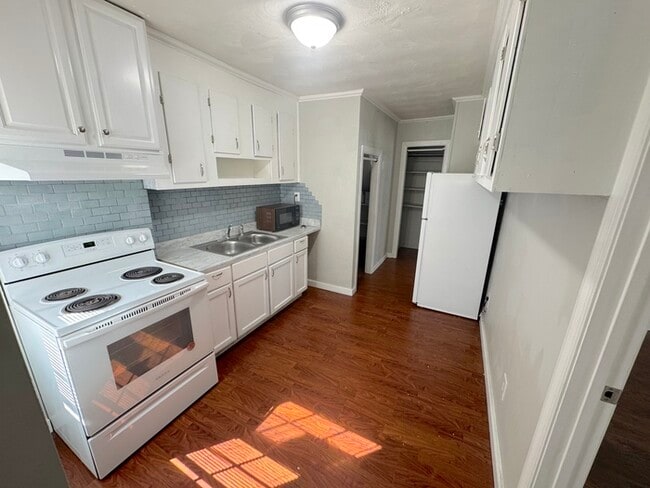 Building Photo - 104 Cushing St