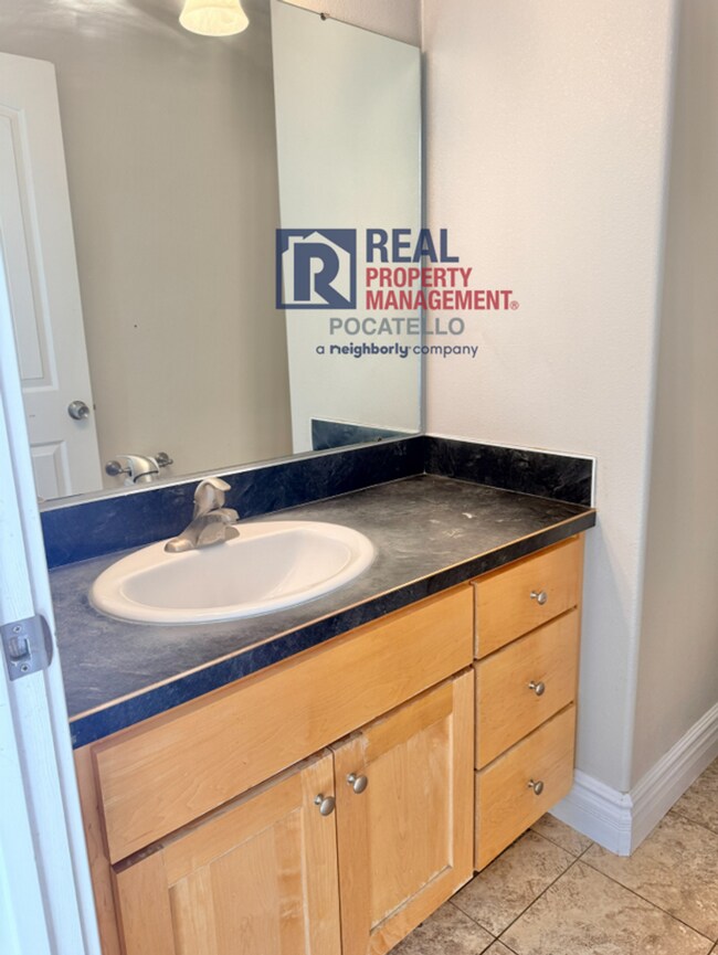 Building Photo - 3 bed 2.5 bath 2 car garage house - pets negotiable