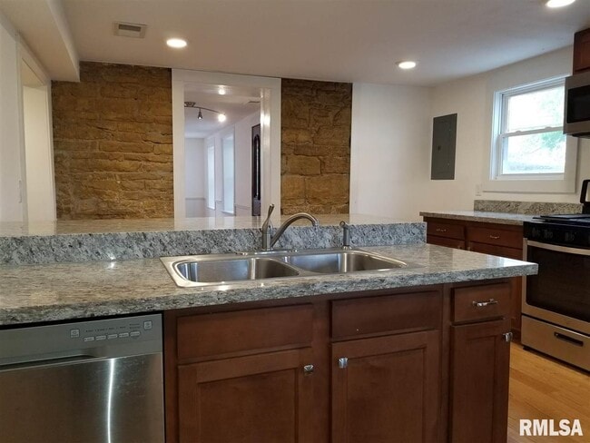 Building Photo - 118 Dodge St