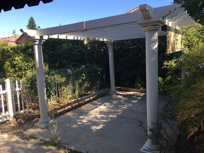 Building Photo - GORGEOUS CLOVIS UNIFIED 4 BEDROOM HOME!