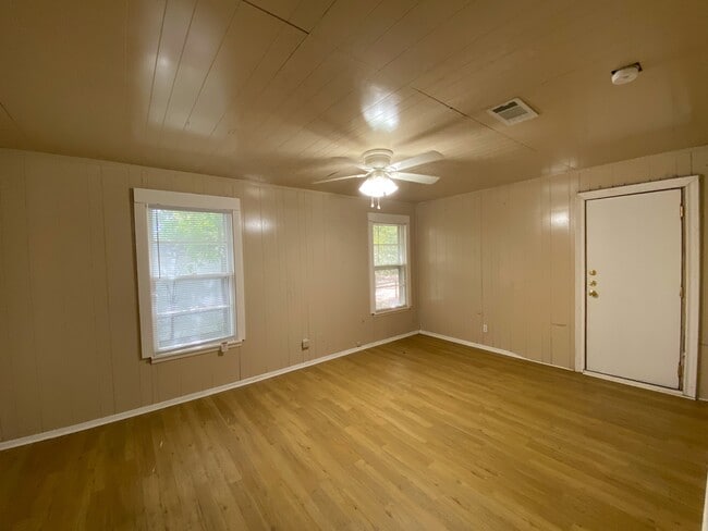 Building Photo - Single Family Home *LEASING SPECIAL AVAILABLE*