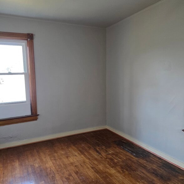 Building Photo - 384 S Hickory St