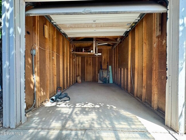 Building Photo - 10288 Lakeview Dr